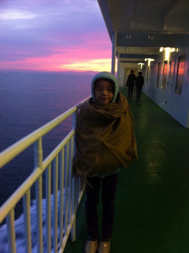 こそ〜っと抜け出してきたつもりが、<br />「おかあさんはぁ？」と起きだしてきた娘。<br />寒い〜。<br />春巻き状態にしてあげて、記念撮影。