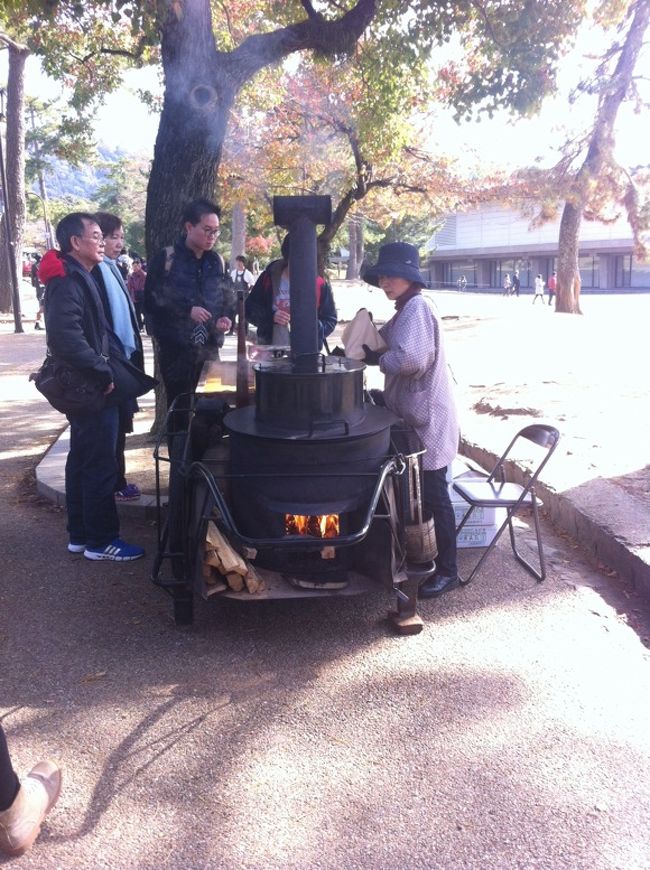 焼き芋発見。<br />速攻買ってハグハグ。<br />１個７００円という高さに驚く旅行団仲間。