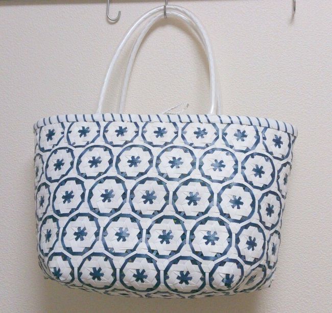 ハッパーズで買ったプラカゴ。<br />CHITUまで行くのは時間がないって時におすすめです。<br /><br />種類も十分あります。<br />内布がついていて、しかも取り外しもできるバックもあったり、<br />チャックがついているものもありました。<br /><br />どれも欲しくなって迷います。<br /><br />これは900円くらい。