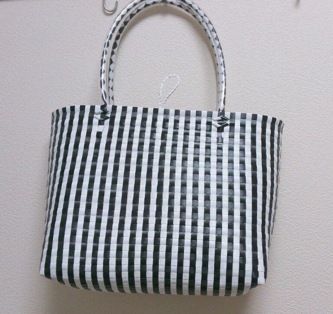 Ａ４の書類が入るくらいの大きさ。<br />700円くらい。