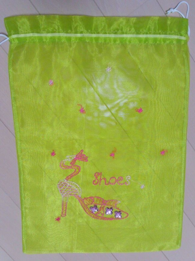 半透明の巾着。<br />100円で買えるので大量購入しました。<br />これもA4くらいの大きさ。