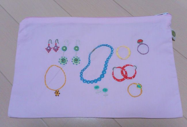 ニンクーンで買ったポーチ。<br />裏地が防水生地です。700円。<br /><br />ここは子供服がメインだけど、ポーチも巾着もあります。<br />デザインが他にはないものがあるから行く価値はあると思います。<br />全部手で刺繍しているので他店よりは高いです。