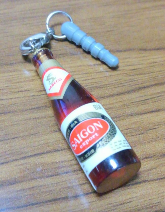 サイゴンビールのイヤホンの所に刺すストラップ。<br />