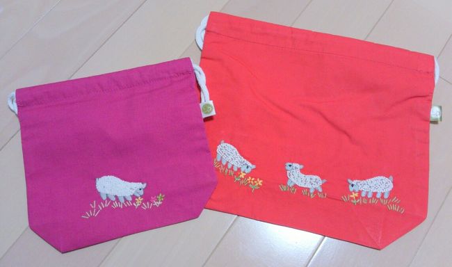 お弁当入れ。<br />小さいのが400円、大きいのが700円くらい。