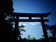 お腹いっぱいになったので、観光開始！
大きい鳥居をくぐり厳島神社へ。