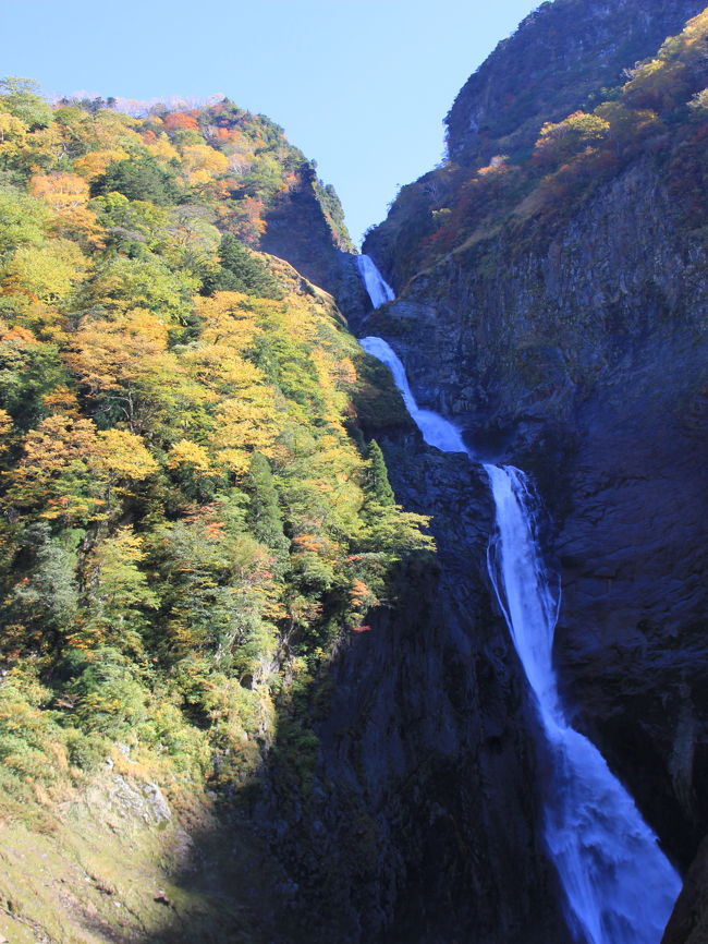 滝に少し影がかかっていたので、待ってみることに・・・