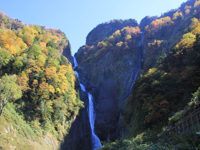 んーーー、でもいっこうに照らされないなぁ・・・<br /><br />って、ガイドさんの話を盗み聞きしたら、<br />この時期綺麗に滝に太陽が当たらないとのこと・・・<br /><br />ざんねーーーん。<br />