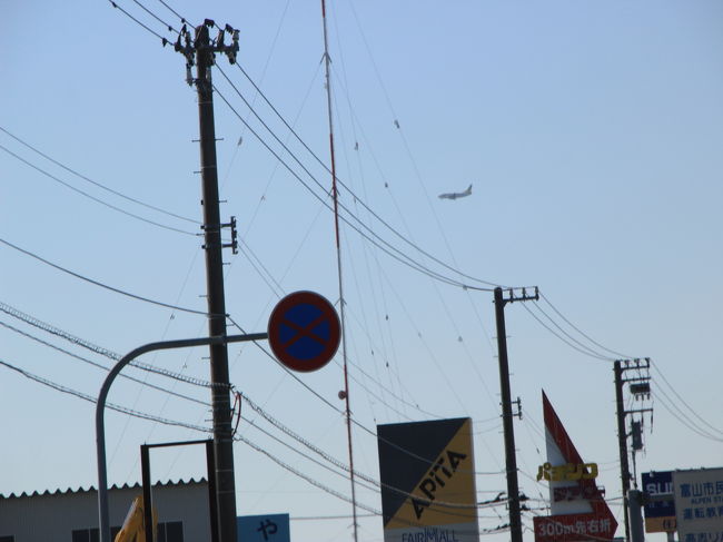 離発着の本数が少ないので、<br />私たちには貴重な一枚（笑）<br /><br />・・・・・・・・・・・。<br /><br />と、喜んでいたのもつかの間。<br /><br />嫌な予感はしていたんです。なぜか電話がつながらなかったから・・・<br /><br />はい、なんとまたしても、<br />かわむら屋さんはお休みだったのでありました（涙）