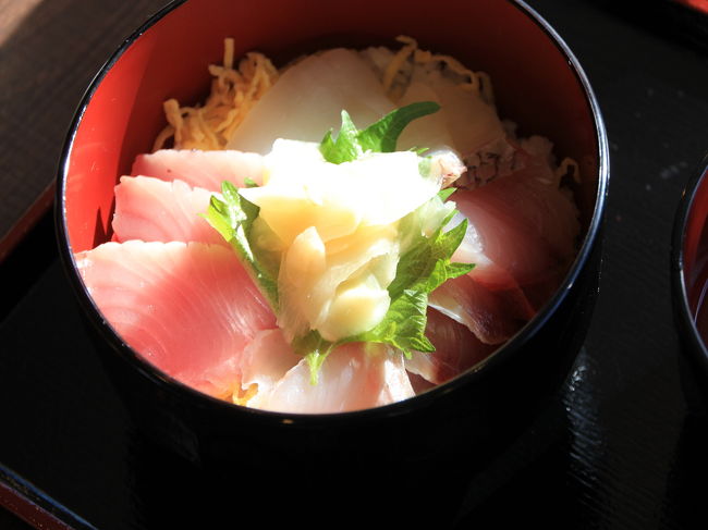 フードコートの海鮮丼をいただくことに・・・。<br /><br />うん、いたってフツーな感じでして、<br /><br />かわむら屋さんがお休みのショックをかくしきれませんでした（笑）