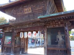 厳島神社の観光を終え、宮島の他の見所を散策します。
大願寺の門。