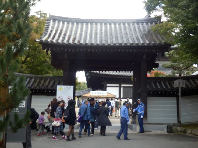 中門です。ＪＲ東福寺駅から行ったのですが、仁王門から行ったほうが近かったかもしれなかったが、こちらのほうがわかりやすかったので、遠回りでしたが、がんばって歩きました。駅から徒歩10分くらいです。