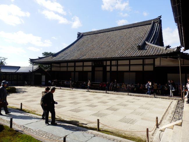 開山堂です。建物の前の石庭がとてもきれいです。京都にはいろいろなタイプの石庭があるから見比べるのも面白いです。