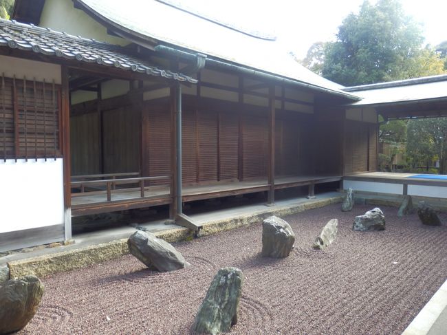 今回の目的の一つであった秋の特別展覧「龍吟庵」です。ここが3つ目の有料エリアです。何といっても見所は赤い石庭です。数多く石庭はそんざいしても赤い石庭はここだけでしょうか。