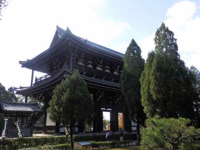 三門です。本堂の真南にあるとても大きな門です。