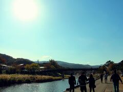 五十鈴川の畔を歩く。
ポカポカの気温で、持っていったジャケットが必要ないほどの良い天気。
