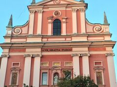聖フランシスコ教会。
ピンク色で目立ってます。