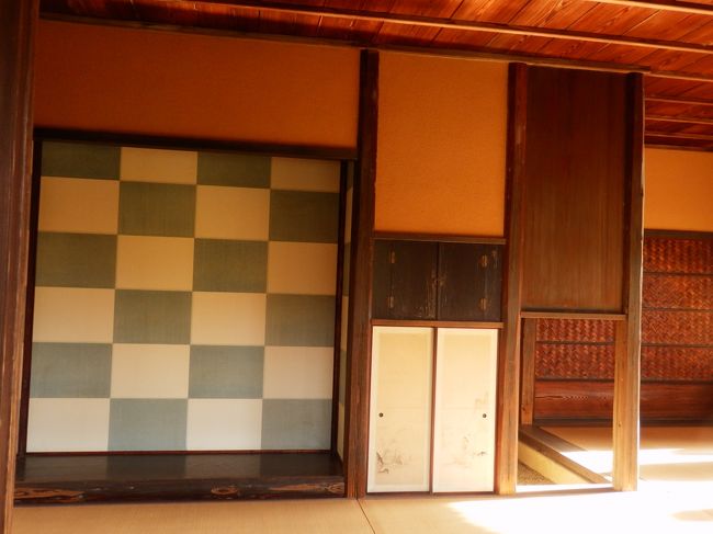 松琴亭の内部2枚目です。青と白の市松模様になっています。写真では灰色みたいですが、パンフレットなどをみると本来はもっと青かったそうです。