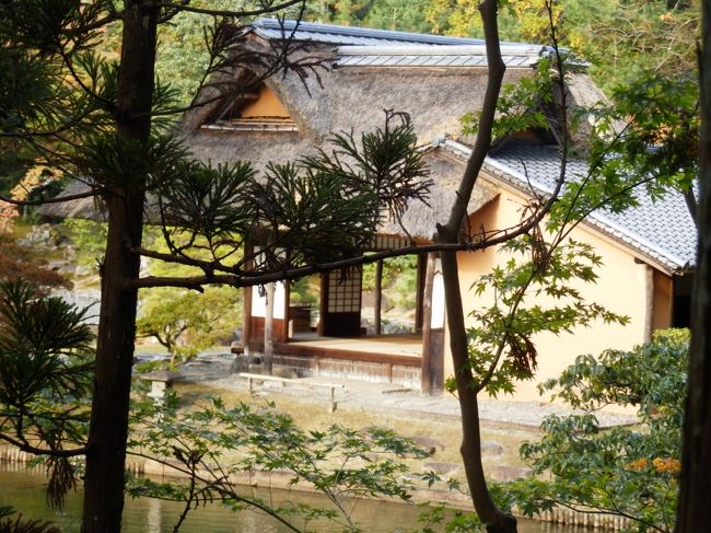 賞花亭です。内部は広くはありませんが、ここに腰掛けて桂離宮の景色をゆっくり眺めることができます。