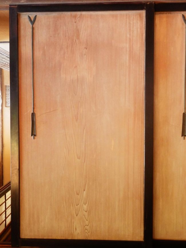 笑意軒の内部2枚目です。扉なのですが、取っ手のところが矢になっています。