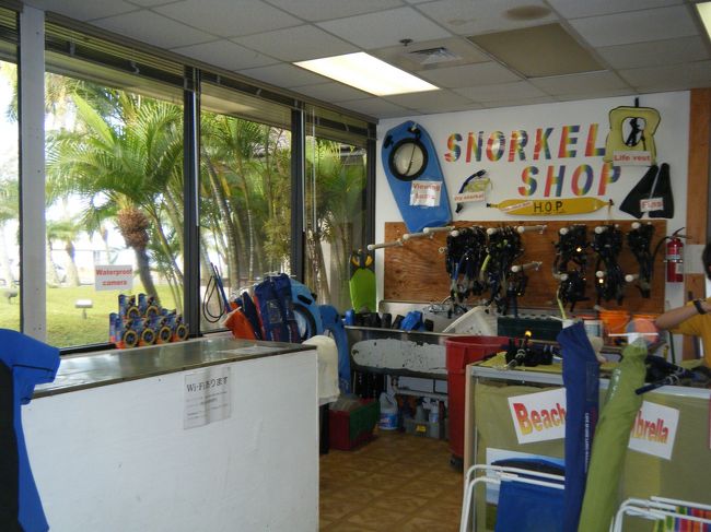こちらのショップでシュノーケルのセットを借りました。
