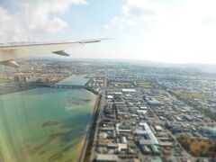 もうすぐ那覇空港に着陸。
デジカメをトイモードにして1枚。