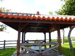 石垣島は車道の脇に車を止められるスペースがあっちこっちにあって、ドライブの途中に景色を見るためにちょこちょこ立ち寄れるようになっていました。

ここ名蔵アンパルには東屋もあってなんかいい感じ。
旅行中に思いがけず何度も立ち寄ることになり、「いつものあの東屋のとこ」というあだ名がつきました。