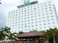 朝早くから動いていてかなり疲れたので、ホテルにチェックインすることにしました。
今日から３泊泊まるホテル日航八重山です。
