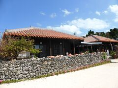 午後に竹富島観光をする私たちだけ竹富港で船を降り、体験ダイビングの皆さんとはお別れです。
午後はどこか別のポイントへ行くのでしょう。

水牛車観光などをやっている竹富観光センターでシャワーを借りて服に着替え、（というよりは、体はもう乾いていたのでシャワーは使わずに服に着替えただけ）まずはお昼ご飯を食べに行きます。
観光センターのすぐそばにあるお食事どころでした。