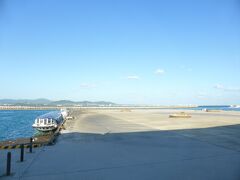 島の西側の海辺を回ったところで自転車は返却し、竹富港へ戻ってきました。
帰りの船は自分で乗船券を購入して乗ります。
