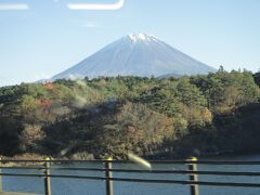 精進湖からの富士山です。まだ雪が少ないです。