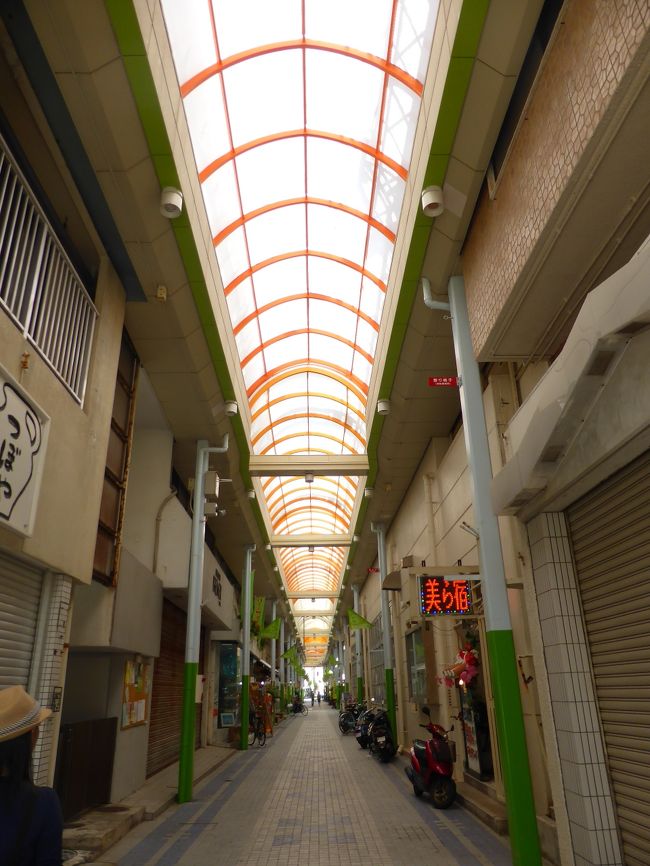 ゆーぐれなモールは時間が早くてまだ開店前のお店が多かったです。<br />お土産屋さんはけっこう開いていて、お菓子などが多少安く買えるようでした。