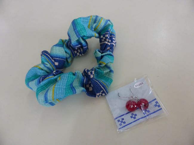 ゆーぐれなモールで買った自分用お土産（の一部）♪<br />みんさー織り模様のシュシュと、星砂が入ったピアスです。