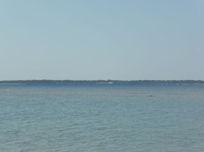 あっちに見えるのは竹富島。