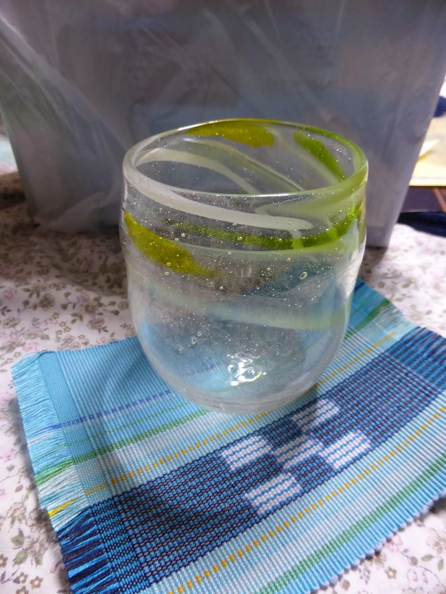 家に着いてからガラスのコップと自分で織ったみんさーコースターをパチリ。<br />ガラスは耐熱素材ではないため、あっついものは入れない方がいいとのことです。<br />コースターは使うのがなんだかもったいなくて、100円ショップで買ってきた額縁に入れて飾っています♪