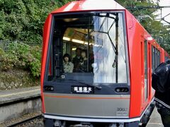 今度こそ帰るぞと、宮ノ下駅で登山電車を待っていると、見慣れぬ車両がやってきた。
これって、つい二日前に運行を開始したばかりの3000形『アレグラ号』じゃあないですか。
乗ってみると結構快適。
ただ、旧型の方が『登山電車』って感じはする。

さて、この後小田原で蕎麦喰って、金目鯛の干物を土産に買って帰路に着いた。
帰ってから奥様に、今度箱根旧街道を歩いてみようと進言したら、速攻却下された。
う〜ん、こういう旅は一人で行くしかないんかな･･･。

了