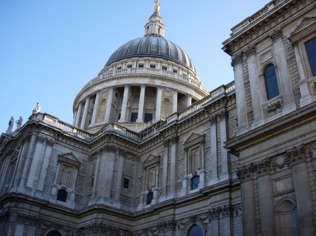 　セントポール大聖堂です。ここもバスで行ったのですが、ちょっと必死が入ってしまいました。でも、ロンドン名物の２階建てバスは乗ってよかったです。でも、降りる少し前には１階でスタンバっていないと、降りられない事もあるので要注意です。<br />　チャールズ王太子とダイアナ妃の結婚式が執り行われた場所として有名です。内部は撮影禁止で写真はありません。