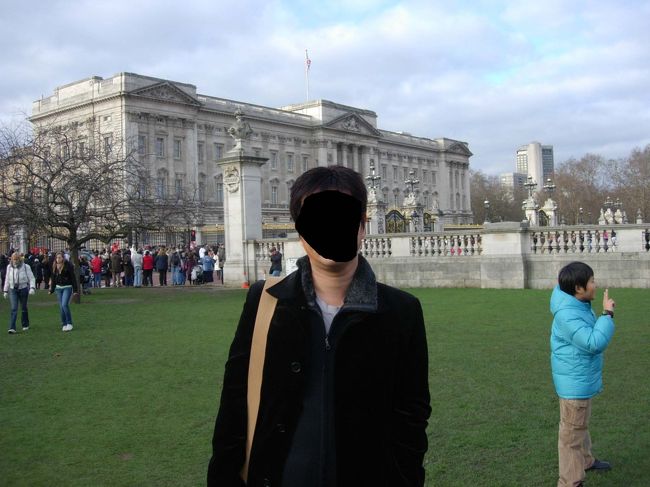 バッキンガム宮殿です。門から少し離れた場所で衛兵の交代をずっと待っていましたが、それらしい事があったようななかったような。やはり、夏の時期の内部見学に行かなくては・・・。ＲＥＴＵＲＮ　ＴＯ　ＬＯＮＤＯＮ　ですね。