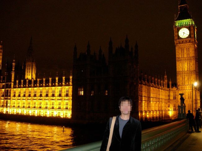 テムズ川を挟んで、向いがビックベンと議事堂です。ライトアップされて美しい。