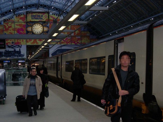 セントパンクラス駅のホームです。これから乗り込むところなんですが、このチケットにはちょっと逸話が・・・。日本から持っていったウェブのプリントで乗り込めると高をくくっていたら、○ＣＢプラザのお姉さんがセントパンクラス駅で「本券（正式なチケット）」に換えないと乗れませんと言われてしまい、あわてて３１日の夕方に駅を訪れると、すでに大晦日モードで駅員の姿はありません・・・。<br />　ちょっと「途方にくれ」モードだったのですが、コンピュータの端末が何箇所か動いていたので、「ニューヨークのヤンキーススタジアムの発券方式」を思い出して、ユーロスターを予約したクレジットカードを恐る恐るカードリーダーに入れてみると、２台目の端末が反応して、見事「パリ行きのチケット」が出力されてきました。「魔法のマシンか」と胸をなでおろした瞬間でした。いつもぎりぎりの所でなんとかしのいでいます。<br />　いやー、個人旅行はアクシデントとの戦いですねー。でも致命的にさえならなければ、こんな事のほうがよく覚えています。