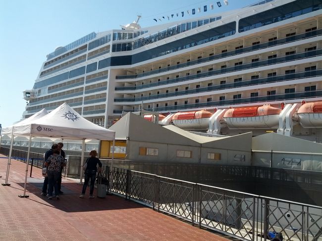 乗船。<br />今回の船は今までの中では小さい方だ。<br />前回は２０万トンを超えてたし。<br />しかし、９万トンでもでかい。