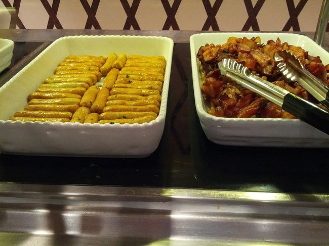 トングの柄が料理に触れると、雑菌が入る可能性がある。<br />早い時間に行くと、このようなことが生じるリスクも下がる。