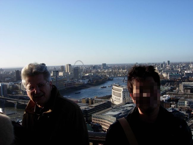 　大聖堂の床から85メートルの高さにあるドーまで階段で上がることができるので、やってきました。ここからロンドン市内を一望できます。でも、こんな巨大なものを１７１０年に建ててしまうなんて。日本は関ヶ原の戦いが終わって１１０年。バリバリ江戸時代ですよねー。<br />　セントポールの近くにカフェがあったので、ＴＯＧＯして外のテーブルで食べたのですが、寒かったー。