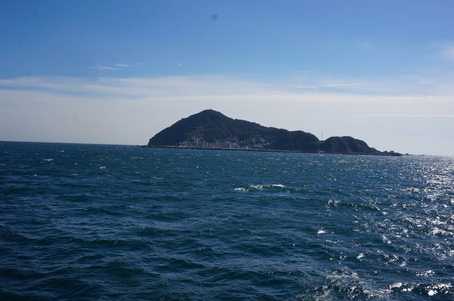 三島由紀夫の小説『潮騒』の舞台になったことで有名。人口は500人あまりで過疎化が進んでいる