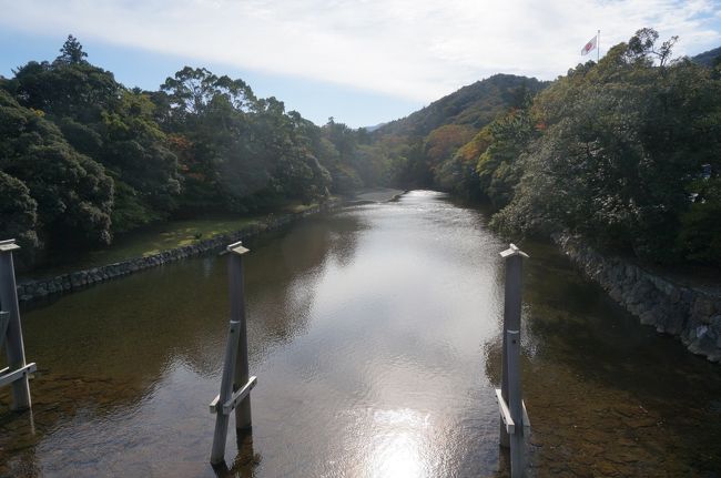宇治橋に沿って建てられている、木除杭（きよけくい）<br />宇治橋を流木から守るために建てられている
