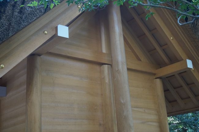 数日前のTVで「外国人が驚く日本の技術」とかで、柱と梁の隙間を紹介してました。<br />木の収縮を吸収するための工夫だそうです。