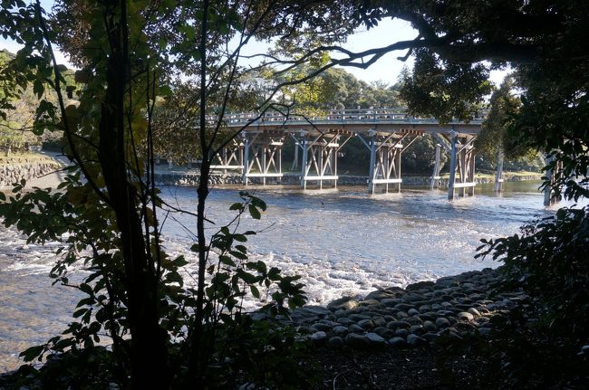 宇治橋を眺める