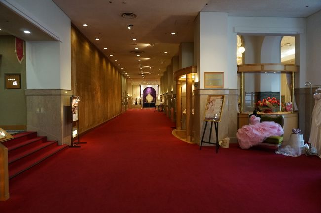 この夜は用事があって宝塚ホテルに宿泊<br /><br />ただ値段だけで予約したところですが、ロビーに入ってビックリ。<br />本当にここでいいのか・・・<br />我々には似合わないホテルです。<br /><br />朝バイキング付で２人で７千円弱