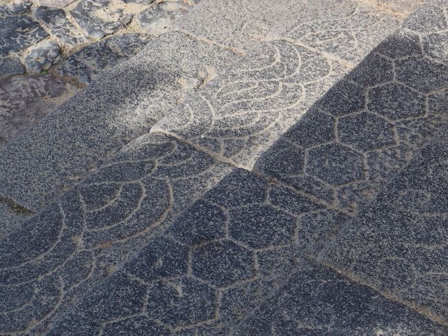 階段に文様が刻んでありますね。