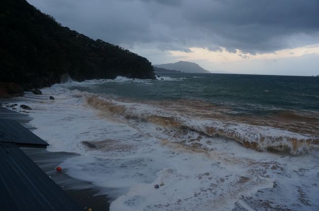 残念ながら悪天候、海は大荒れです。