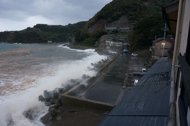 旅館の窓から<br />旅館横の駐車場に置いた車は、さんざん海水を浴びてました。